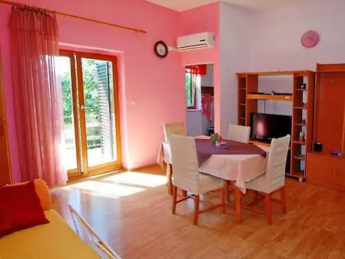 Apartments Niki Pula